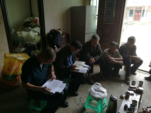 5.8到上拱村委会黑标村小组走访贫困户