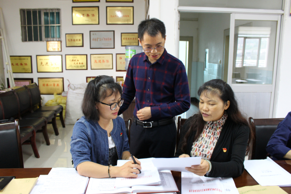 监察组工作人员查阅资料