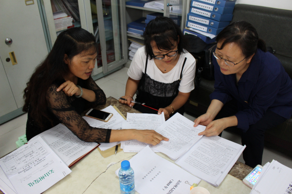 监察组工作人员查阅资料1