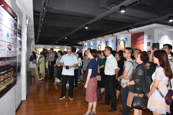 在廉政教育馆接受警示教育