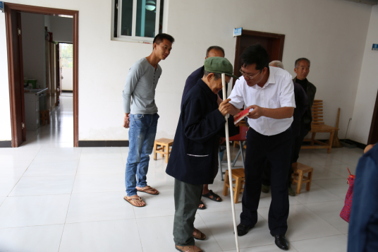 周云海慰问县中心敬老院老人