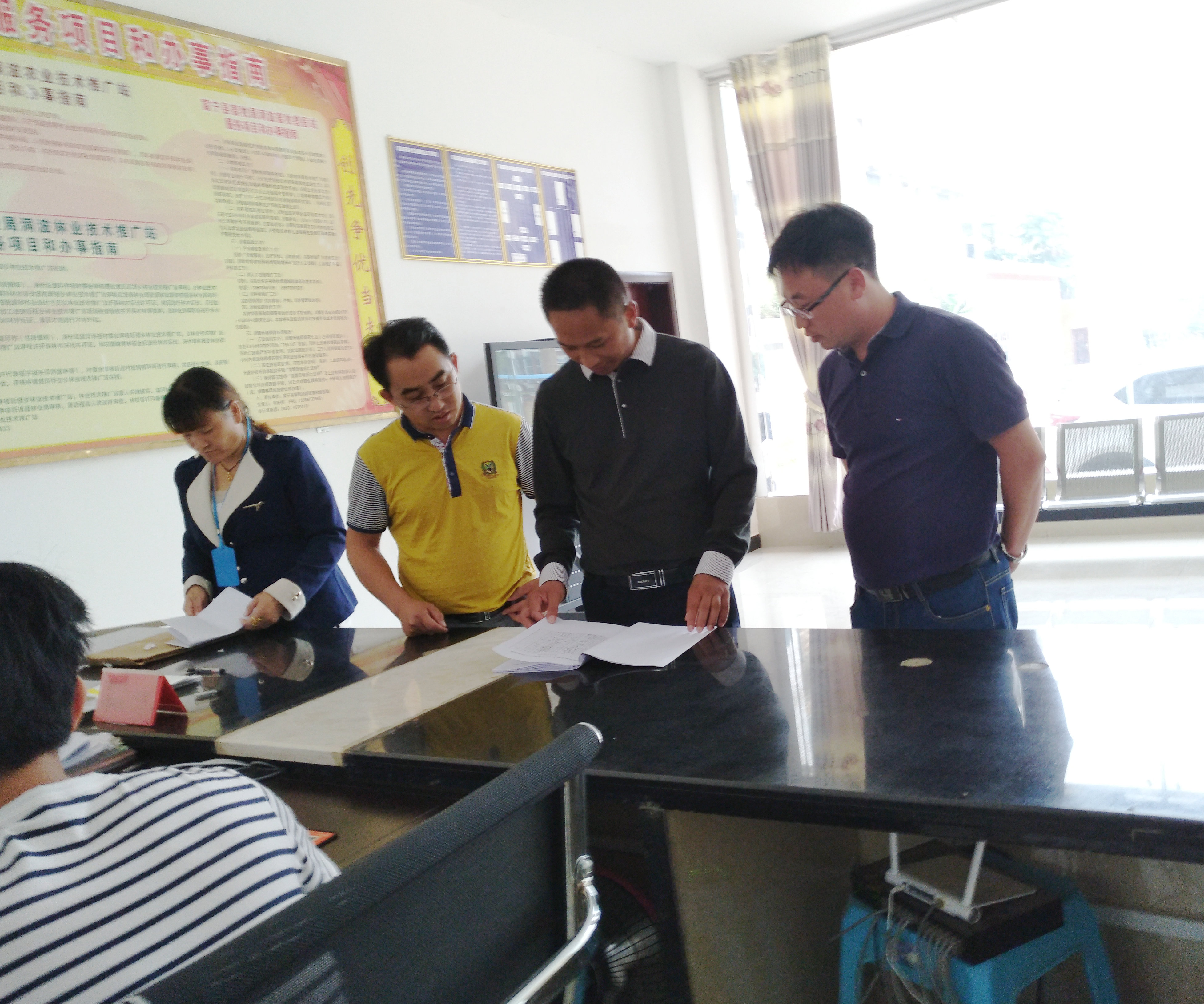 图为海涛书记在洞波便民服务中心检查干部上班纪律