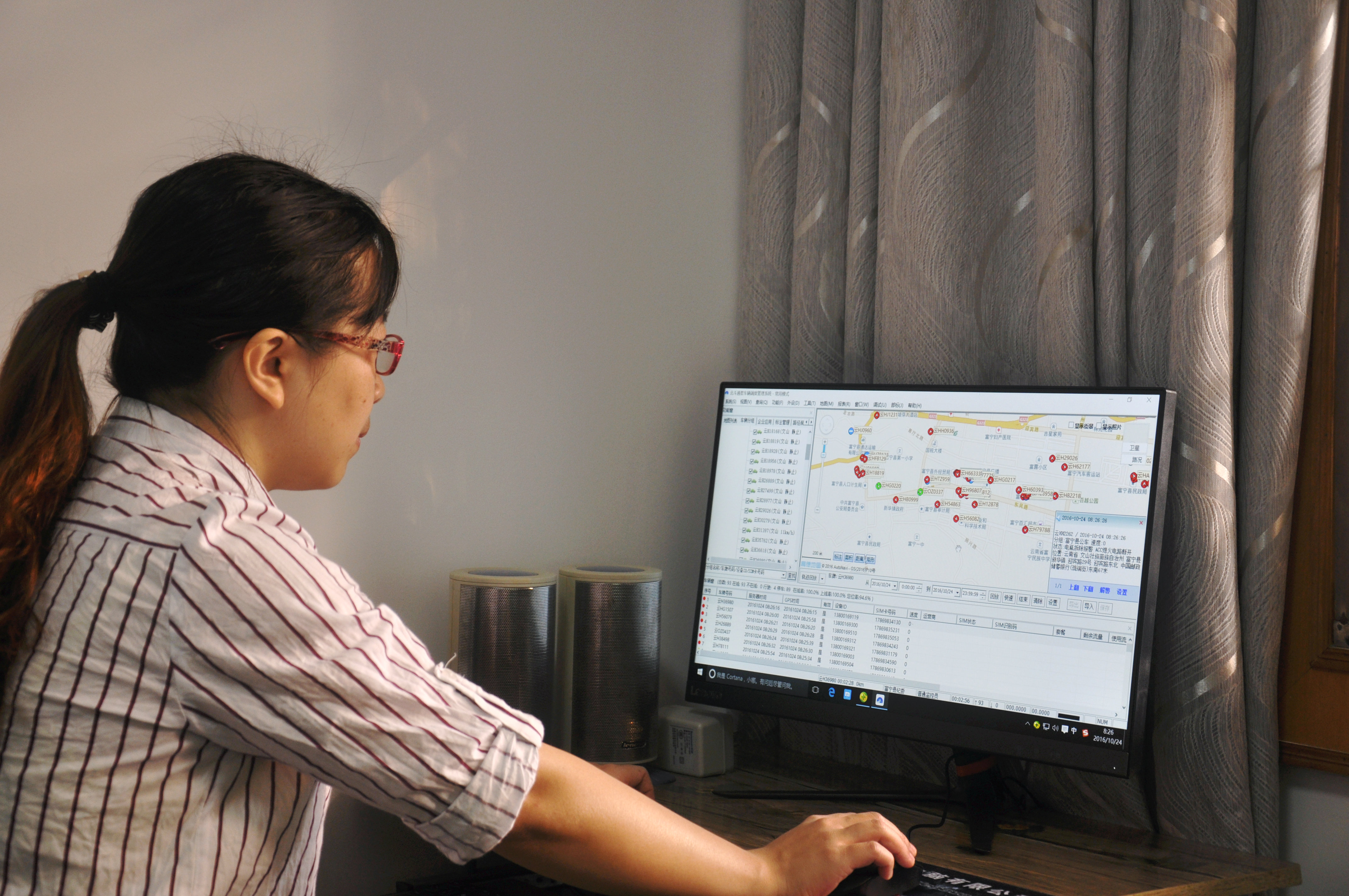 工作人员在操作使用大数据监督平台.JPG