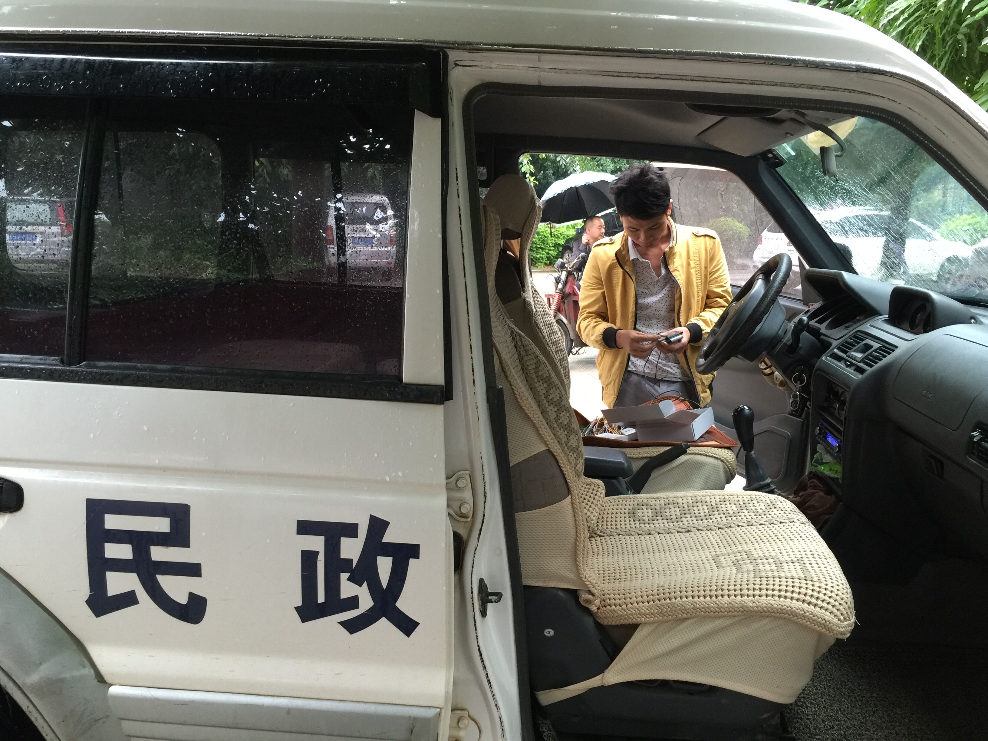 工作人员在为公务用车安装车载定位设备