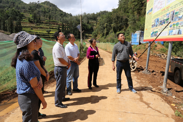 到大栗树乡检查河边搬迁店建设情况