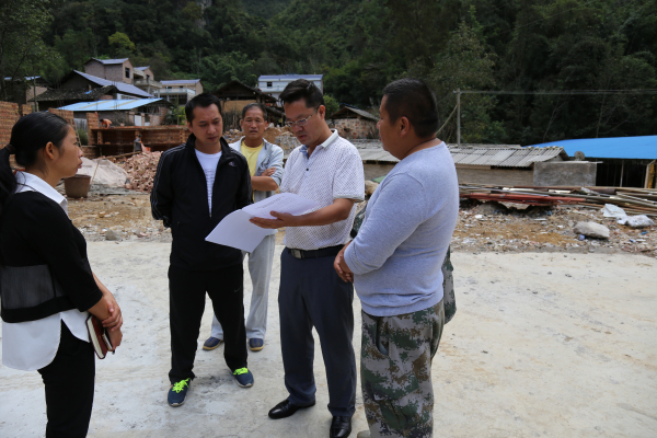 马关县纪委书记到坡脚嘎迪村委会检查扶贫建设工作