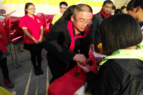 广南：把“微心愿”物品送到留守儿童手里1