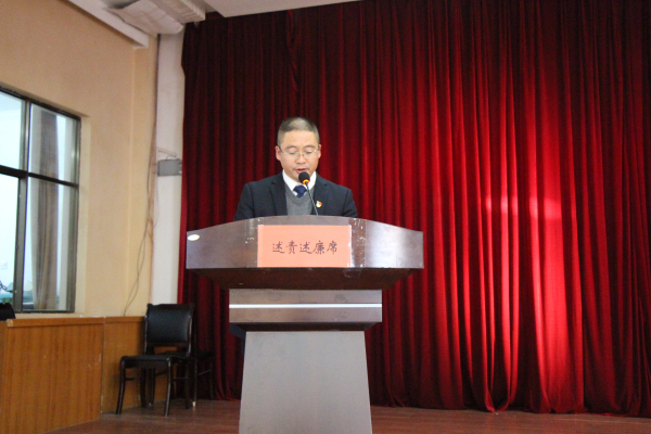 图为广南县纪委书记殷会明述责述廉