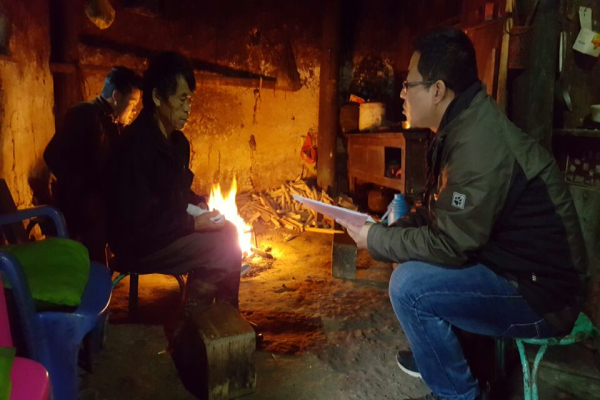 县委常委、纪委书记周永刚与挂钩联系户火塘交心谈心