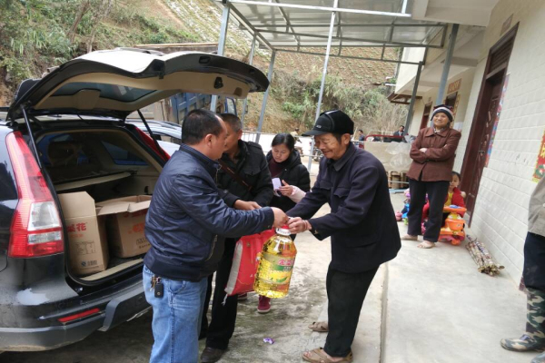 一袋米、一桶油。礼轻人意重