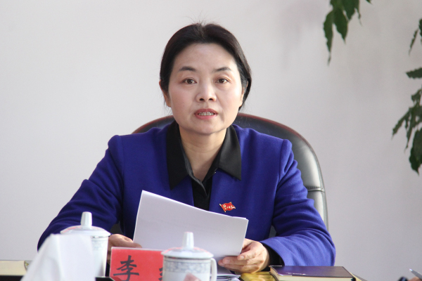 州委常委、县委书记李红主持会议并讲话