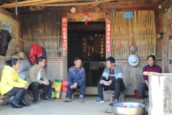 图为贫困“建档立卡户”送去春节慰问品