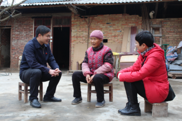 图为西畴县委常委、县纪委书记与贫困“建档立卡户”座谈