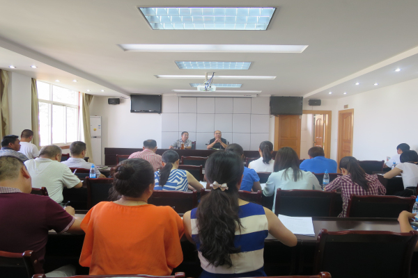 班子成员带头讲