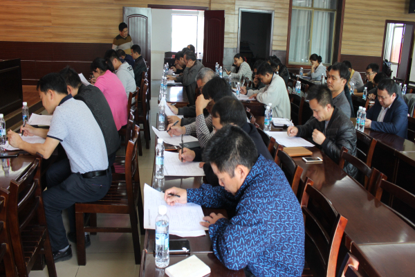 图为参加测试人员在认真思考答题