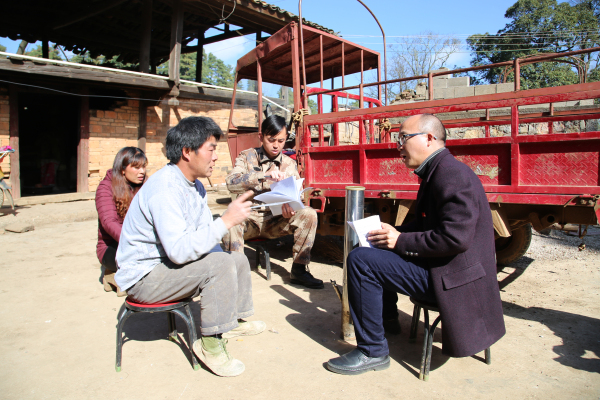 图为：丘北县委常委、纪委书记（右一）深入舍得乡精准扶贫联系户李自荣家调查了解情况