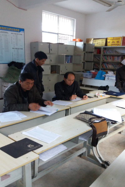 图为：县纪委派出第二纪工委副书记周家壮（右一）等工作人员在舍得乡矣白村检查脱贫攻坚工作情况(1)