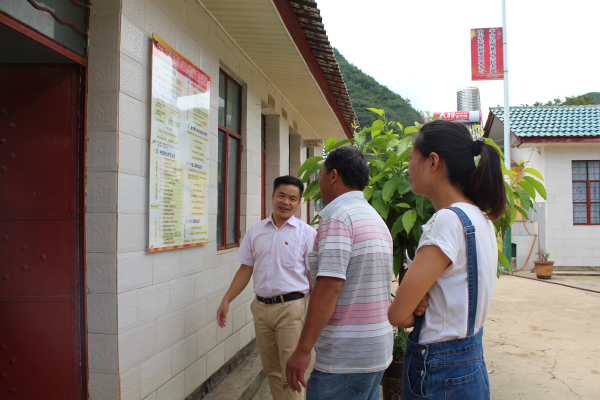 县委常委、纪委书记刘烈慧同志检查村务公开情况