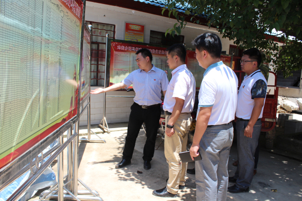 西畴县委书记蒋俊同志检查村务公开情况