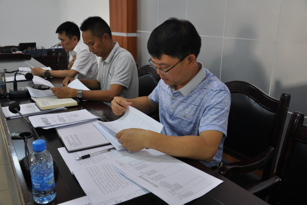 委局领导查阅部分单位两个报备制度及派单制落实情况