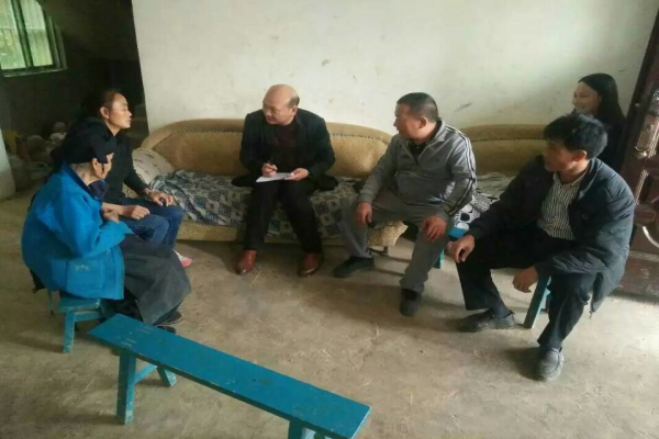 与挂钩户促膝长谈