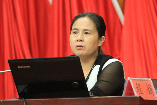 图为州委宣讲团成员、州委党校经济学副教授程娟作宣讲报告