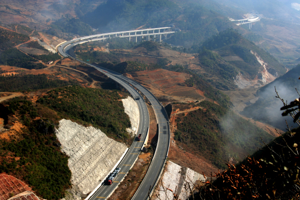 山舞银蛇：广昆高速横贯砚山  罗国华 摄