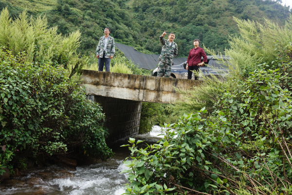 2017.09.13到坝心乡高笕槽村委会大山脚查看他披河上游生态环境保护情况 (2)