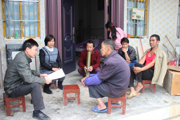 图为西畴县纪委监察局进村入户宣讲十九大精神