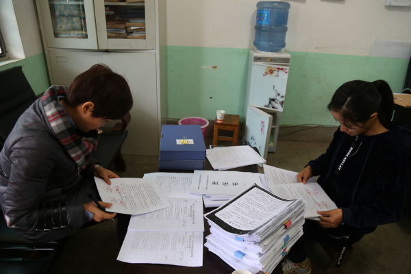 考核组工作人员认真查阅资料仔细核对责任书责任人是否他人代签