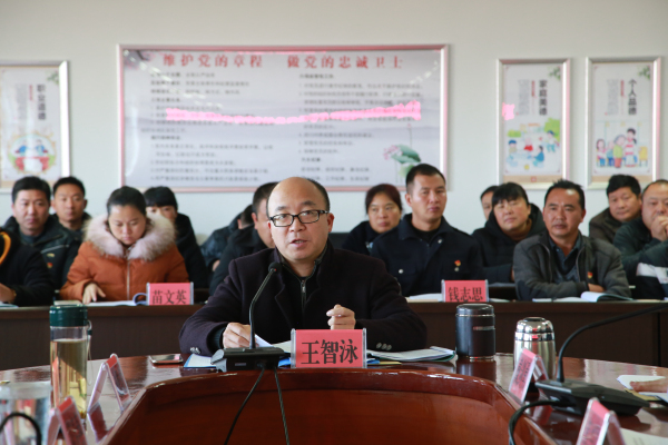 图片2：丘北县委常委、纪委书记王智泳同志对述责述廉同志现场质询提问。