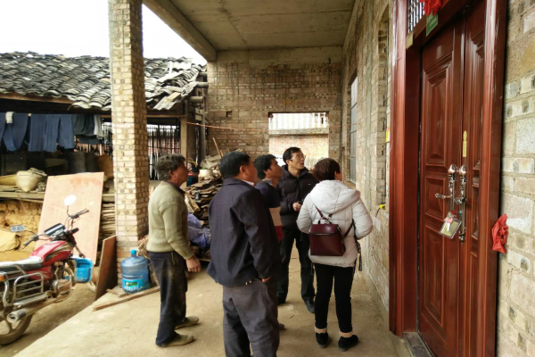 深入挂钩户了解帮扶干部开展帮扶情况