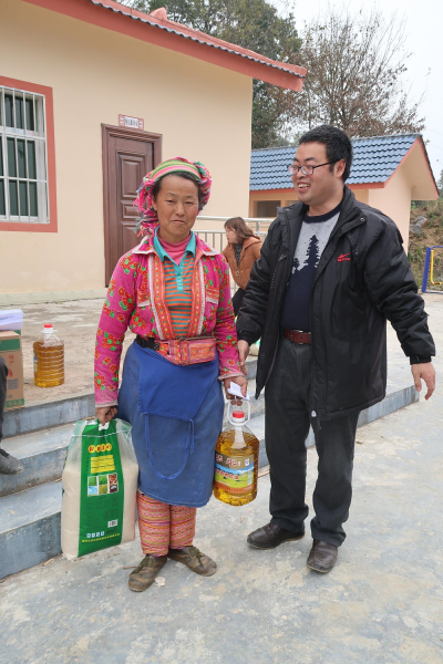 向挂钩联系户发放慰问品1