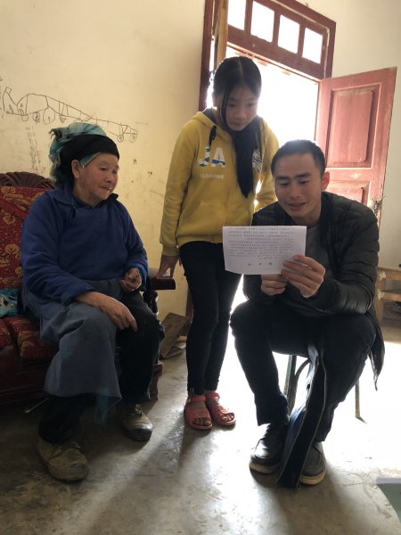 向挂钩联系户宣传扶贫政策