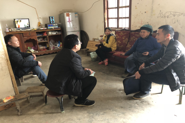 与挂钩联系户交心谈心了解生产生活状况