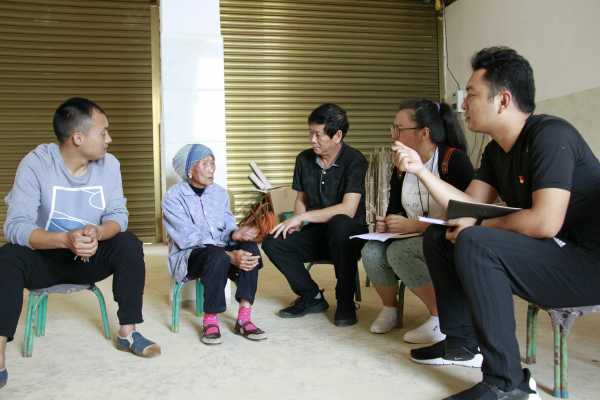 现场教学报社老师带队采访农户