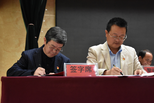 州卫健委党组书记与直属单位负责人签订党风廉政建设责任书